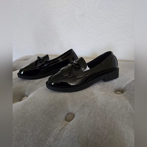 Cute, glossy black shoes - Picture 2 of 7